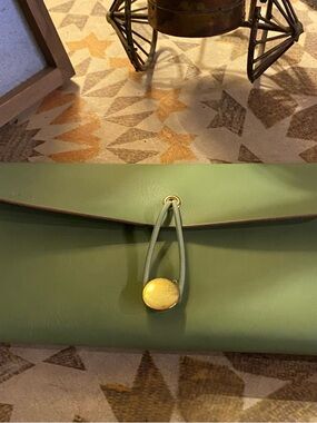 ON THE GO SLEEK TRAVEL TECH POUCH